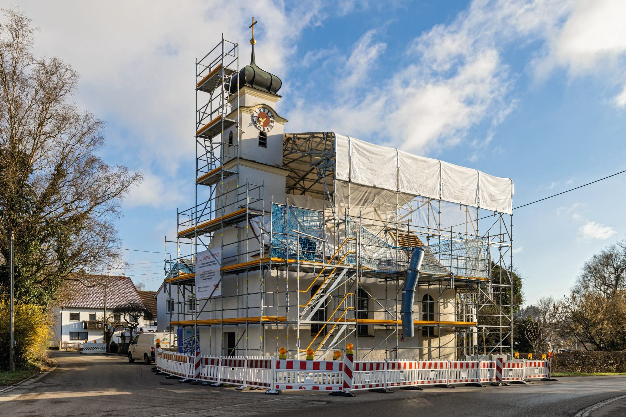 Ein temporäres Wetterschutzdach schützt in einer ersten Bauphase das Kirchenschiff vor Witterungseinflüssen.