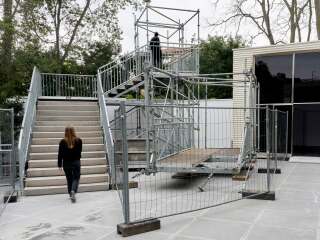 Die unvollendete Brücke als Gerüstinstallation mit Blick in die Nachbarschaft