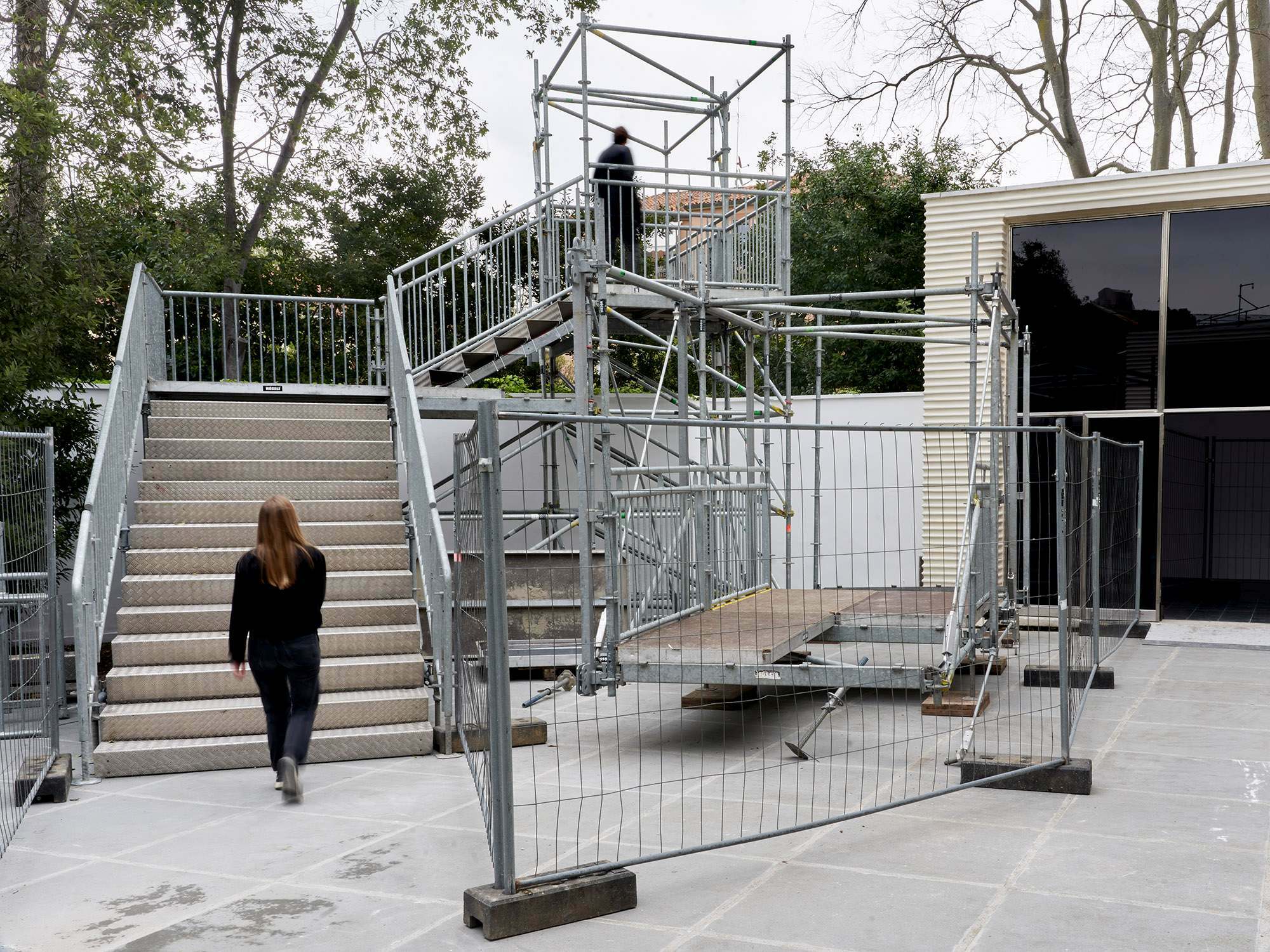 Die unvollendete Brücke als Gerüstinstallation mit Blick in die Nachbarschaft