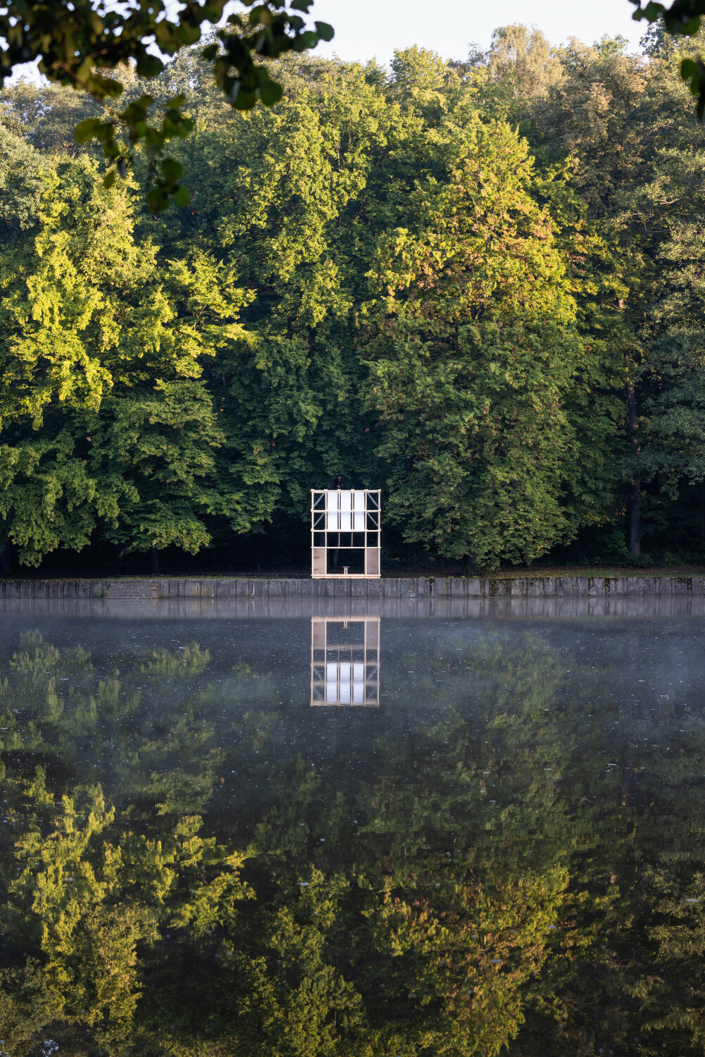 Mit Weitblick auf den See ist es ein Ort der Begegnung.