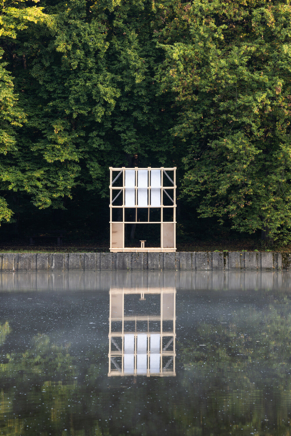 Der neun Quadratmeter große und vier Meter hohe Pavillon hat eine quadratische Grundfläche.