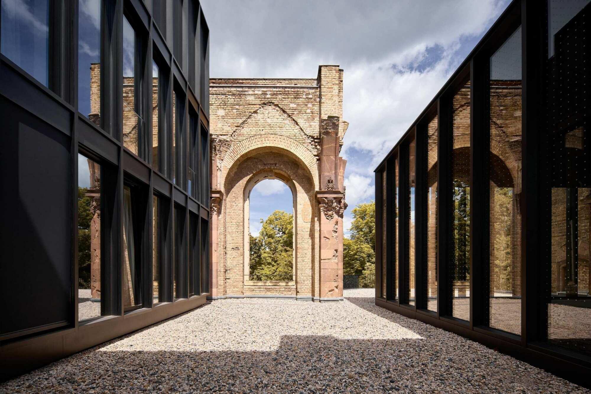 Ansicht zwischen Glasaufsatz und Bestandsgebäude