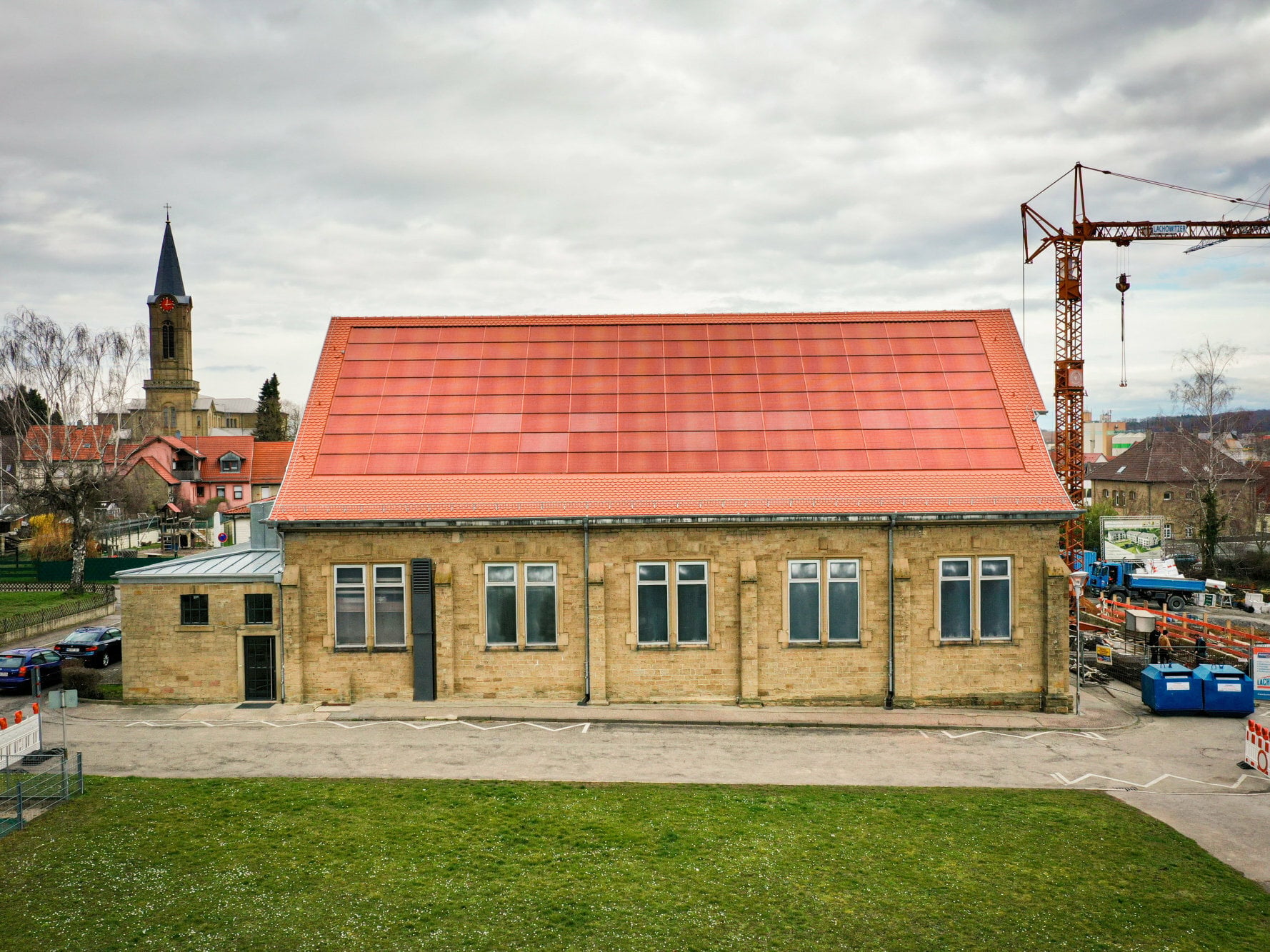Im Rahmen des Forschungsprojekts PVHide stattete das Fraunhofer ISE das Dach eines historischen Gebäudes mit einer dezenten, ziegelroten PV-Anlage aus. 
