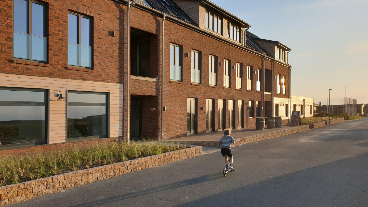 Die Architekt*innen entschieden sich aufgrund der kurzfristigen Lieferzeiten und des guten Schallschutzes für ein tragendes Hintermauerwerk aus einem Kalksandstein-Bausystem.