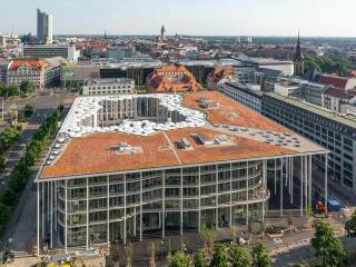 Die vom Architekturbüro ACME entworfene und 2021 eröffnete Zentrale der Sächsischen Aufbaubank liegt unweit des Leipziger Hauptbahnhofs.