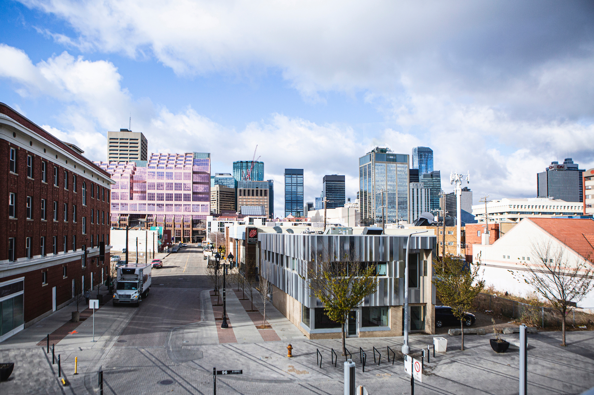 Der Bau befindet sich unweit einer Flussschleife in Downtown Edmonton, die das auftraggebende Kollektiv zu seinem Namen inspiriert hat.