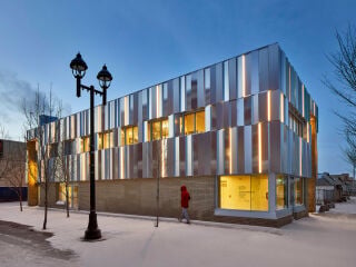Im kanadischen Edmonton haben Rockliff Pierzchajlo Kroman Architects ein Zentrum für zeitgenössische indigene Kunst gestaltet.
