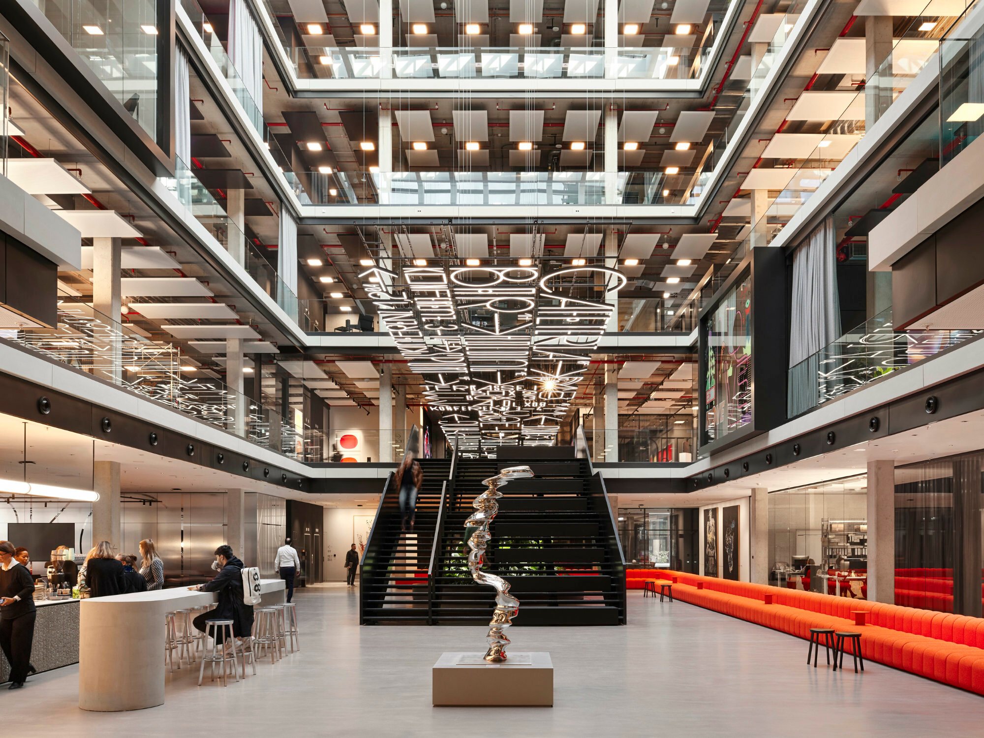 Das Münchener House of Communication ist der Bürostandort einer Agenturgruppe für PR, Marketing und Kommunikation. Herzstück der Innengestaltung bildet ein Lichtteppich, der als Wegweiser durch das gesamte Gebäude führt.