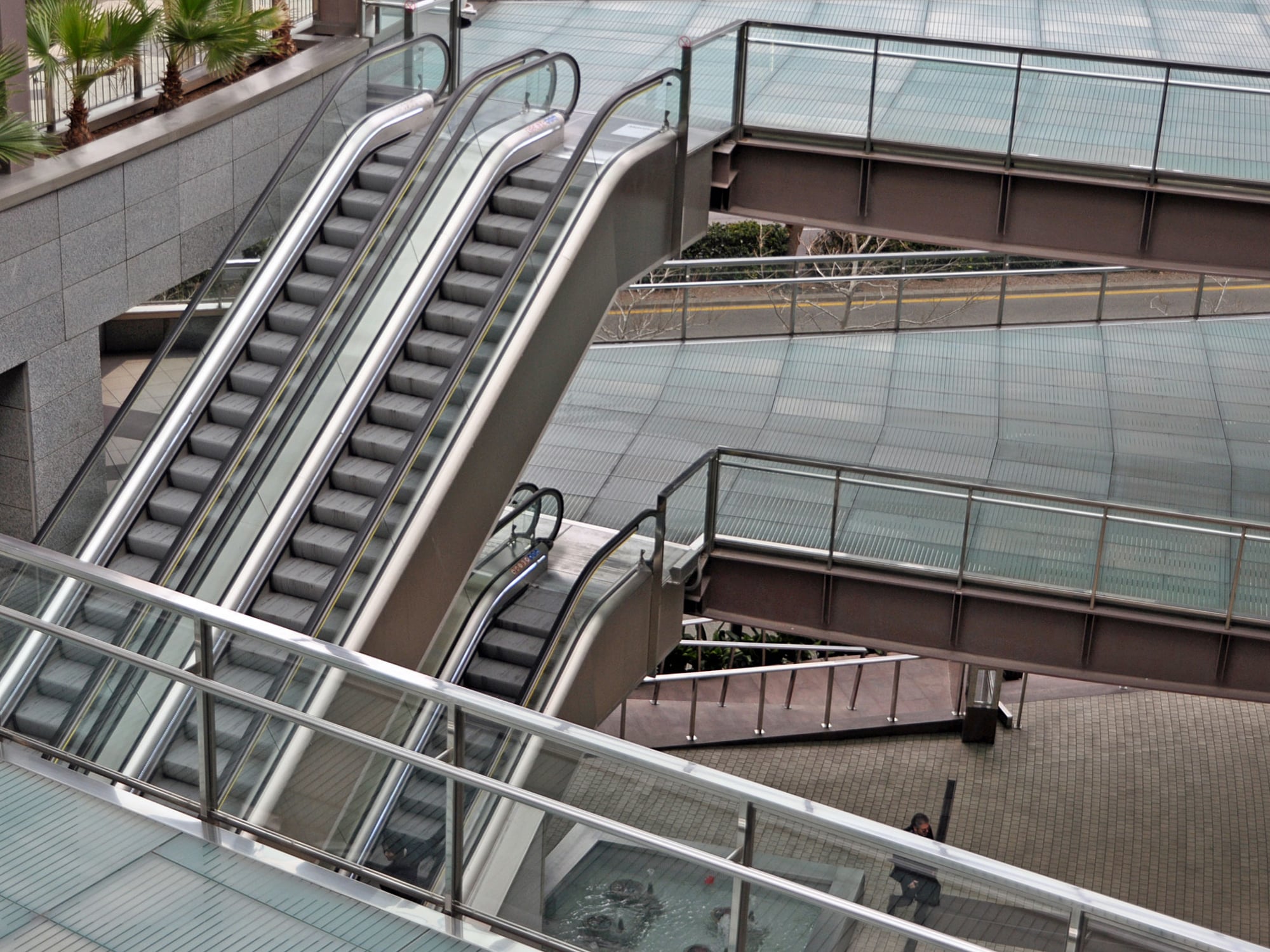Rolltreppen ins Nichts