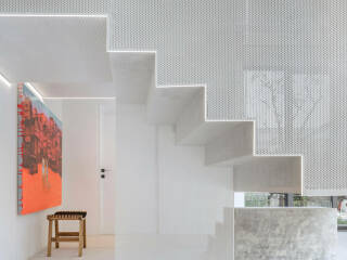 In der thailändischen Hauptstadt Bangkok plante das Büro AUN Design Studio ein Wohnhaus für einen Bauherren und seine Mutter.