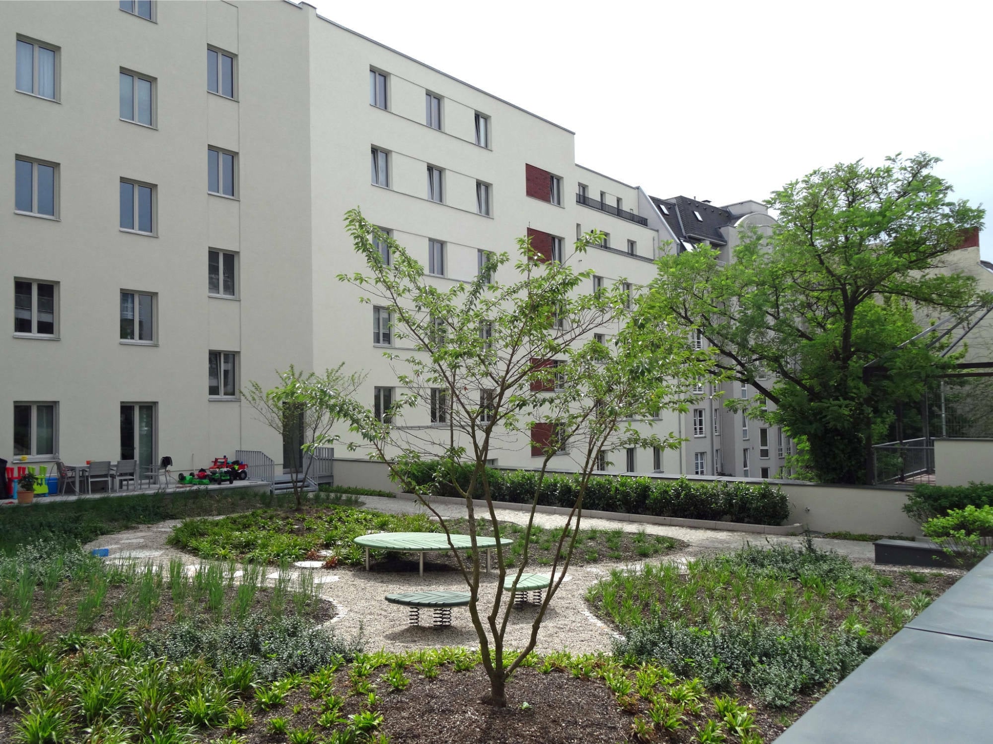 Es empfiehlt sich, die regelmäßige und langfristige Wartung und Instandhaltung der Begrünung sorgfältig zu planen und detailliert auszuschreiben.