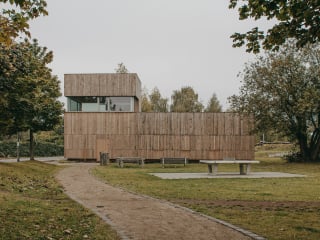 A-Z Architekten planten die neue gedämmte Fassade eines ehemaligen Stellwerks in Wiesbaden, das heute Jugendzentrum genutzt wird.