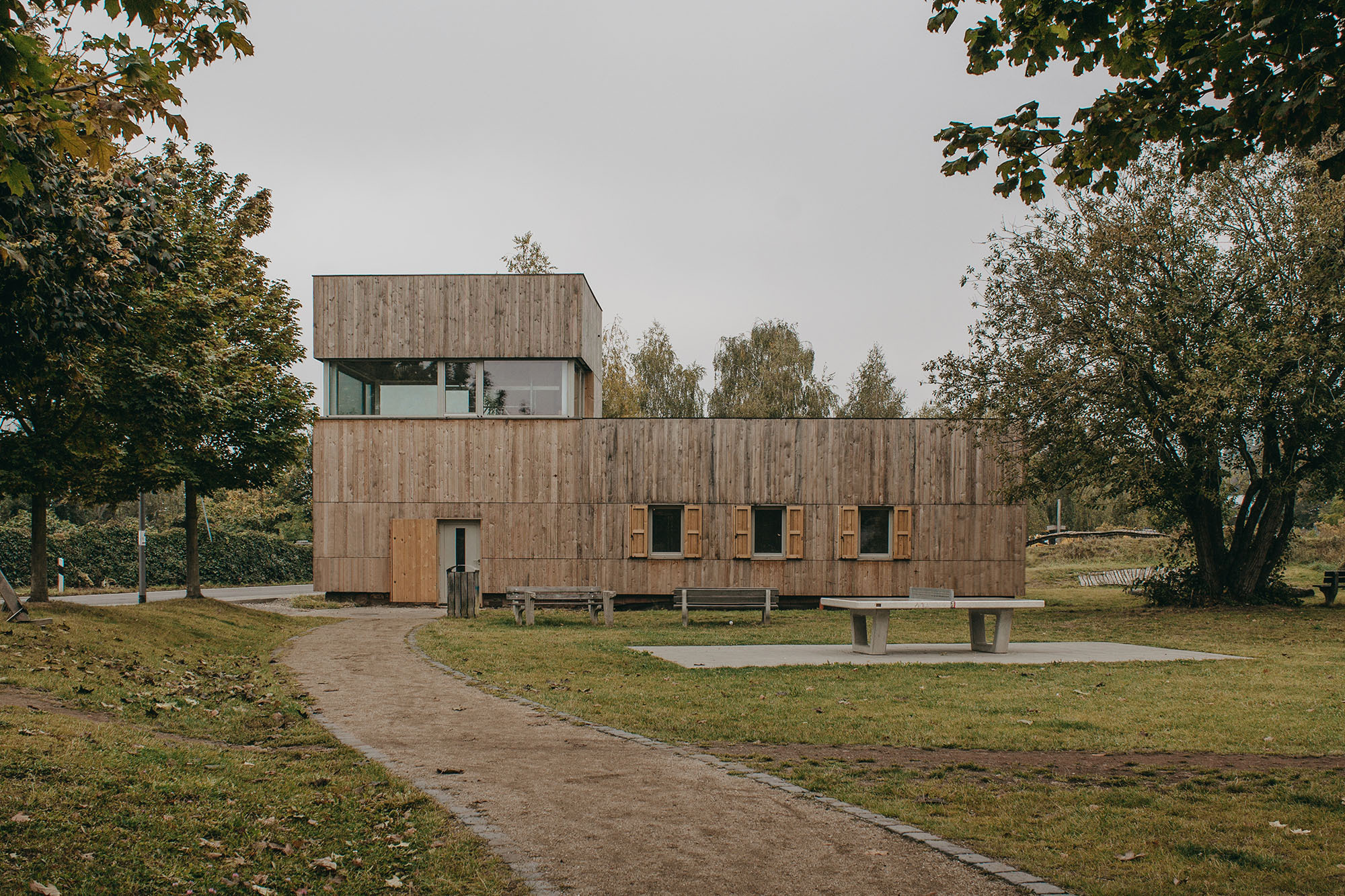 Die gedämmte hinterlüftete Fassade erhielt eine Verkleidung aus heimischen unbehandelten rohen Fichtenhölzern, teils aus Altbeständen., ausgeführt. 