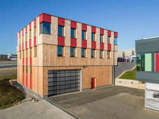 Das neue Lager- und Bürogebäude nach Plänen des Architekturbüros Manderscheid ergänzt den Bestand des Motorradhändlers.