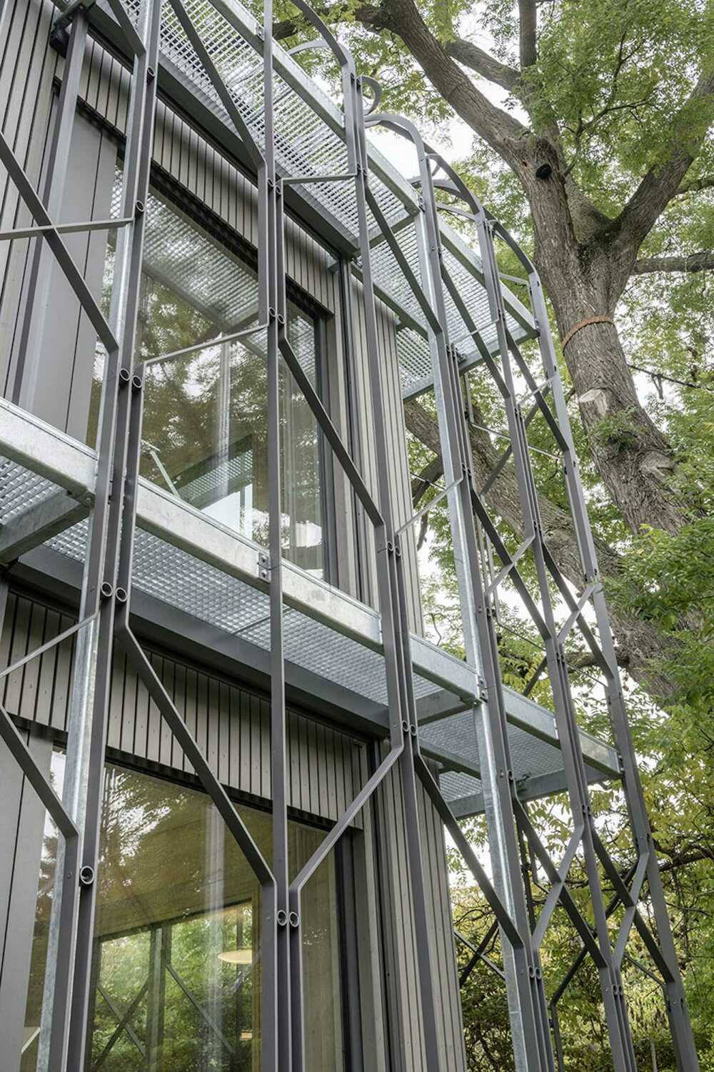 Den konstruktiven Holzbau umgibt eine zweite Hülle in Form einer metallenen Rank-Konstruktion.
