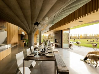 Das außergewöhnliche Wohnhaus privater Bauherren ist nahe der Küste British Columbias am Nordpazifik verortet.