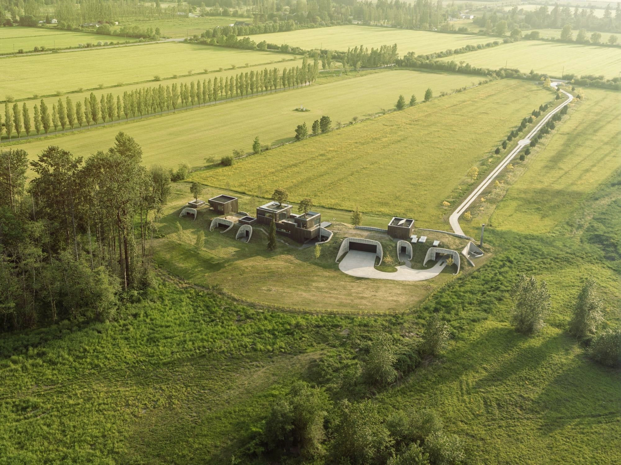 Das Bauwerk ist teilweise von Vegetation überzogen und scheinbar in einen Hügel eingegraben.