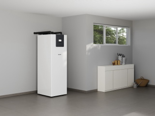 Die kompakte Sole-Wasser-Wärmepumpe WPE-I Plus von Stiebel Eltron arbeitet effizienter und leiser und ist installationsfreundlicher als ihr Vorgängermodell.