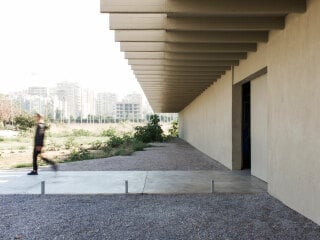 East Architecture Studio hat im libanesischen Tripoli ein Gebäude von Oscar Niemeyer umgebaut, das zur Rachid Karami International Fair gehört, die ab 1962 entstand und unvollendet blieb. Im Bild: Outdoor-Bodenbeläge aus Beton und Kiesel.