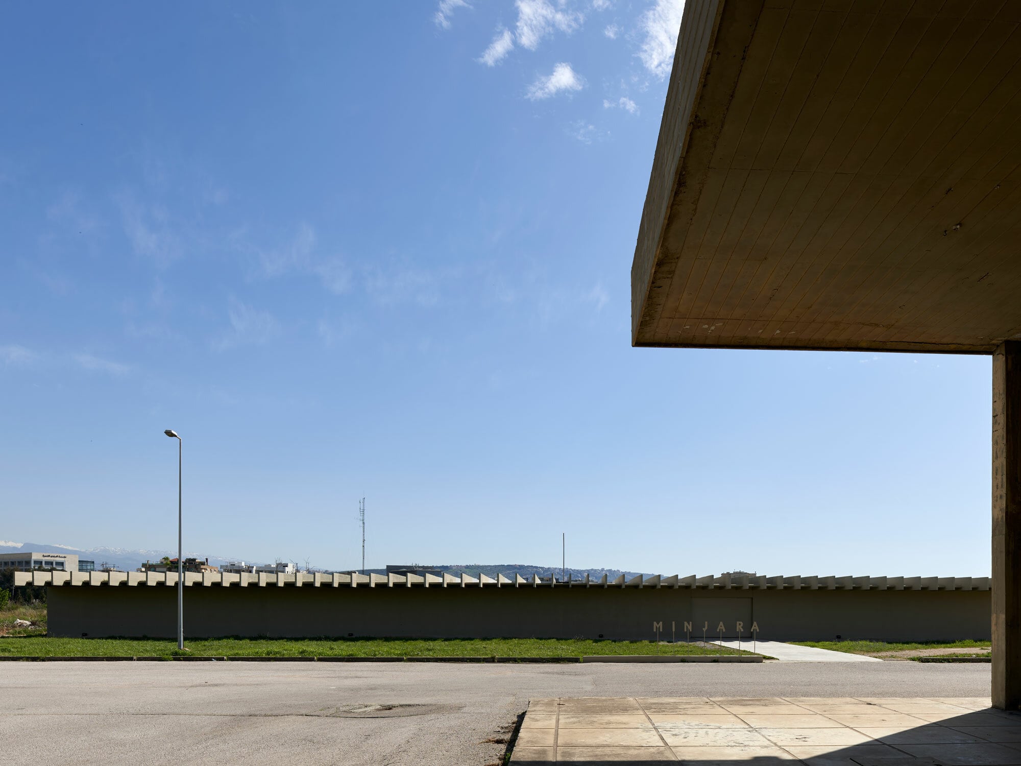 Das von Oscar Niemeyer entworfene Gästehaus hat eine komplett fensterlose Fassade, während das Atrium und zwei Innenhöfe für eine natürliche Beleuchtung sorgen.