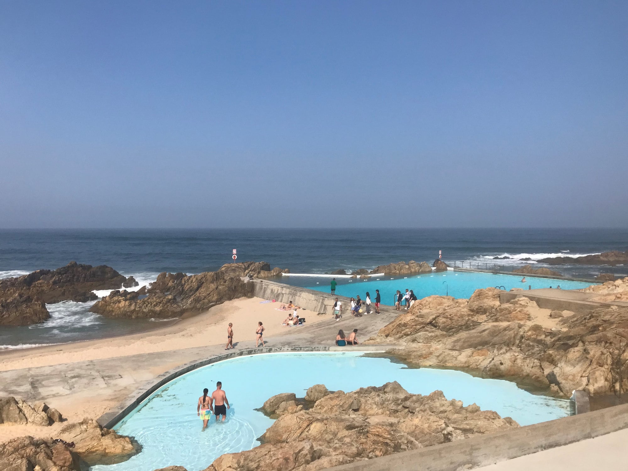 Gechlortes Wasser in unmittelbarer Nachbarschaft zum Salzwasser des Atlantiks: Piscinas de Marés von Álvaro Siza in Leça da Palmeira (bei Porto, erbaut 1966)