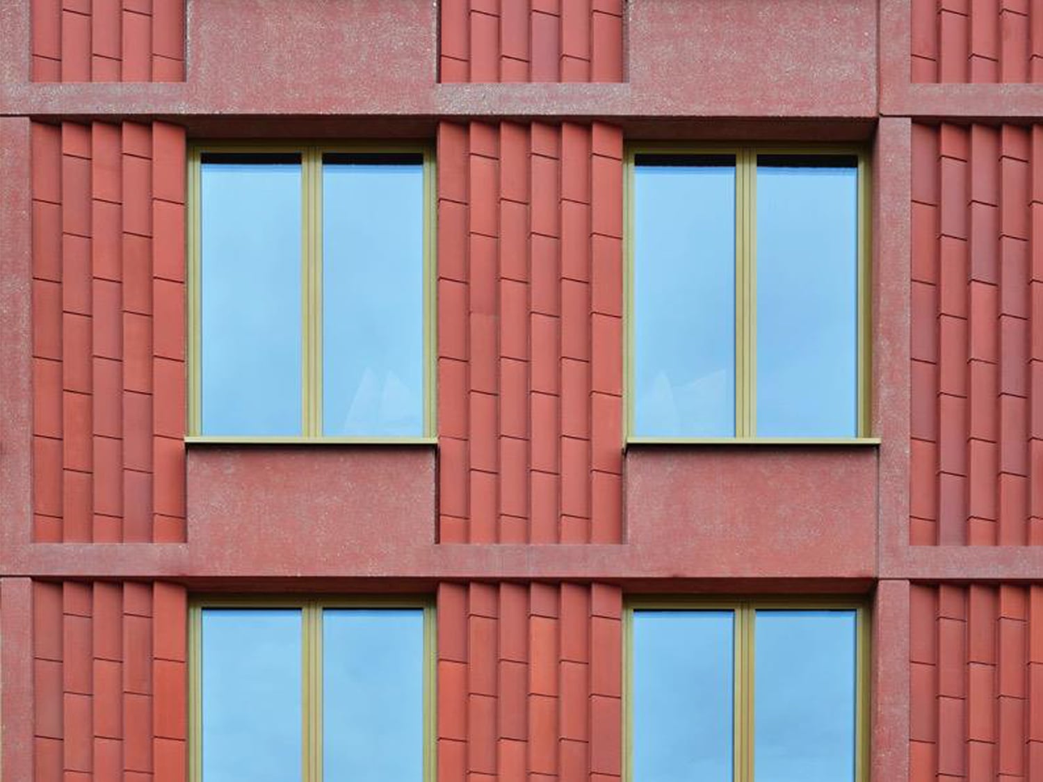 Die grossformatigen Formsteine erzeugen ein schuppenartiges Fassadenrelief.