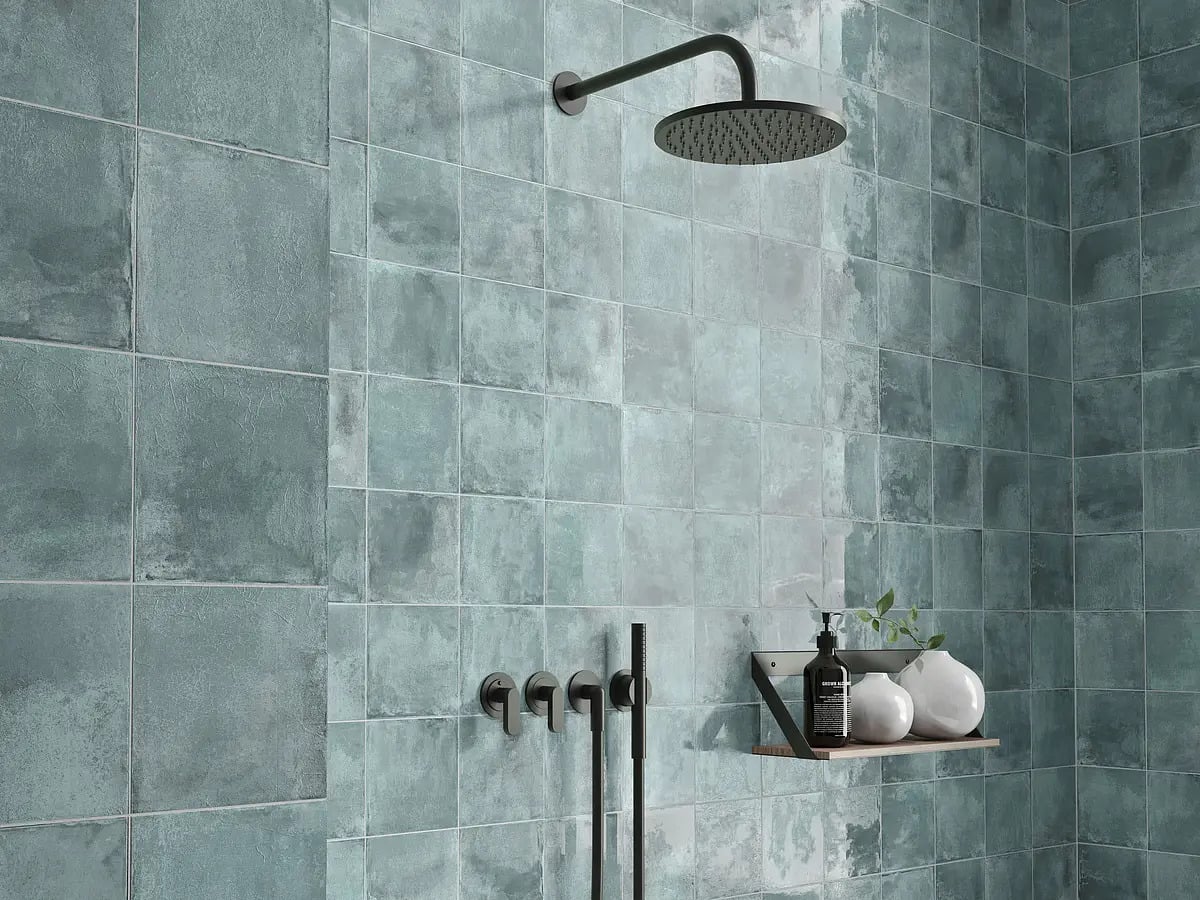 Das quadratische, glänzend glasierte Feinsteinzeug hat eine Kantenlänge von 15 cm. Es weist ein geringes Absorptionsvermögen auf und eignet sich damit ideal für Nassbereiche wie Schwimmbäder und Badezimmer. 