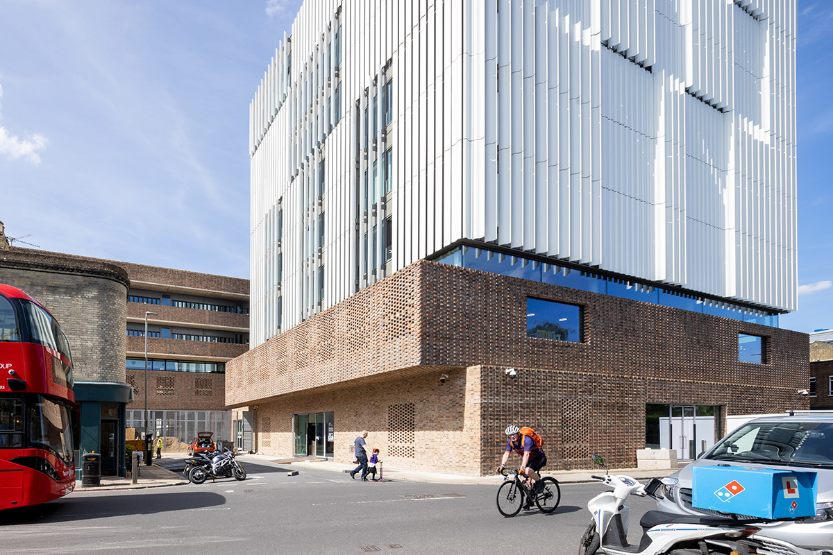 An der Parkgate Road reckt sich ein achtgeschossiger, mit recycelten weißen Aluminiumlamellen verkleideter Turm in die Höhe.