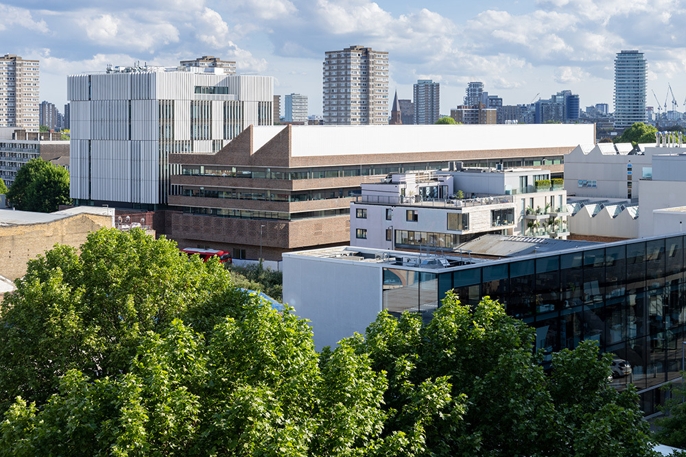 Die Architekt*innen ergänzten zwei Gebäude mit insgesamt 16.850 Quadratmetern Bruttogrundfläche, die über einen gemeinsamen zweigeschossigen Backsteinsockel miteinander verbunden sind. 