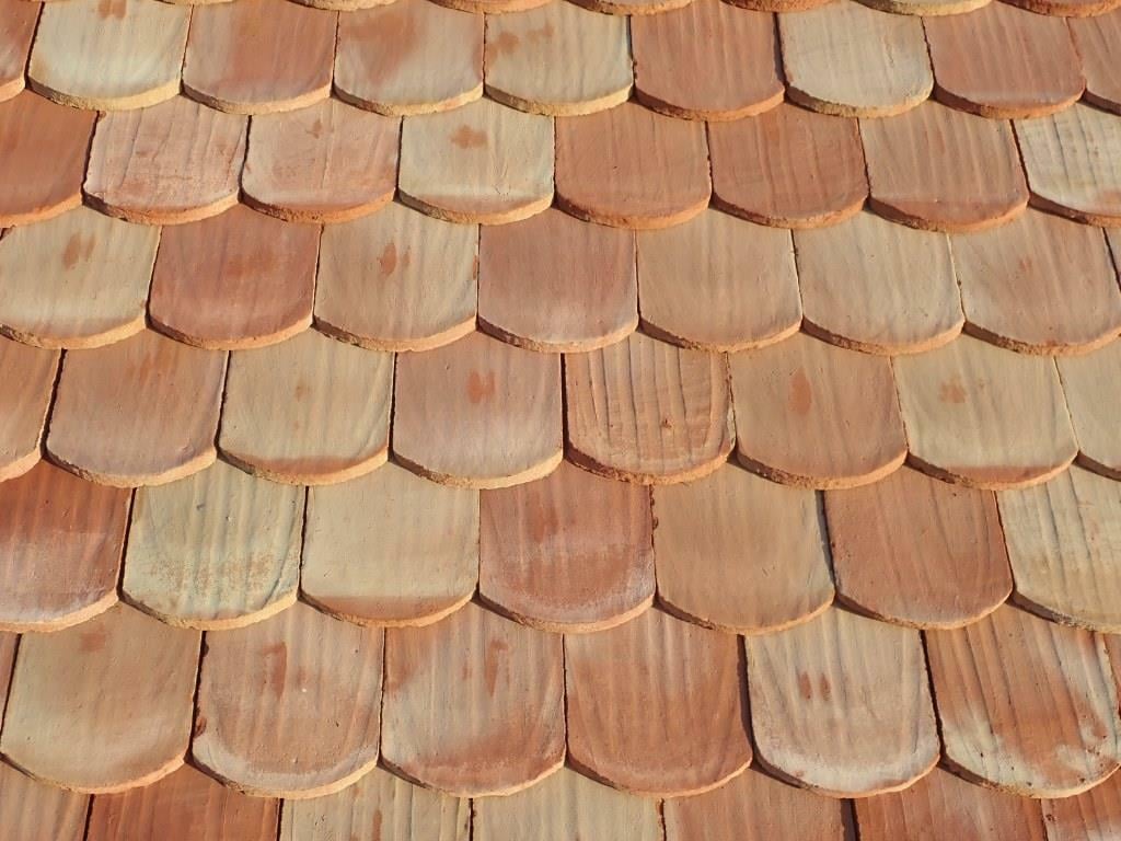 Dank des langsamen Brennvorgangs mit Oliven-Trester sind alle Ziegel der Molinà Manufaktur ein Unikat.