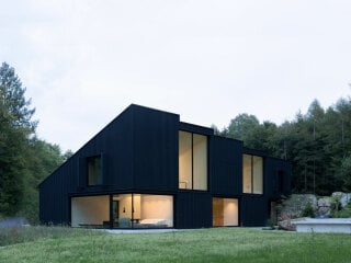 Appels Architekten haben in Bayern ein Einfamilienhaus aus Massivholz gebaut, das wie eine geometrische Raumskulptur wirkt.
