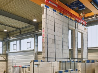 Mit vorgefertigten Mauerwerkstafeln aus Kalksandstein kann besonders effizient und wirtschaftlich gebaut werden. 