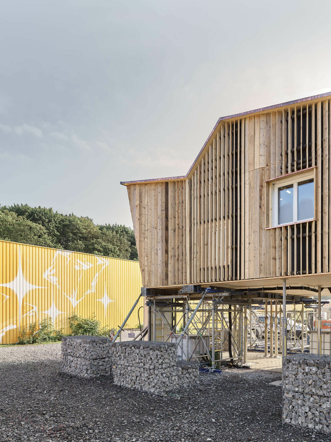 Erstmals errichtet wurde der Prototyp beim Solar Decathlon 2022 in Wuppertal, wo er zeigen sollte, wie das dortige Café Ada aufgestockt werden könnte..