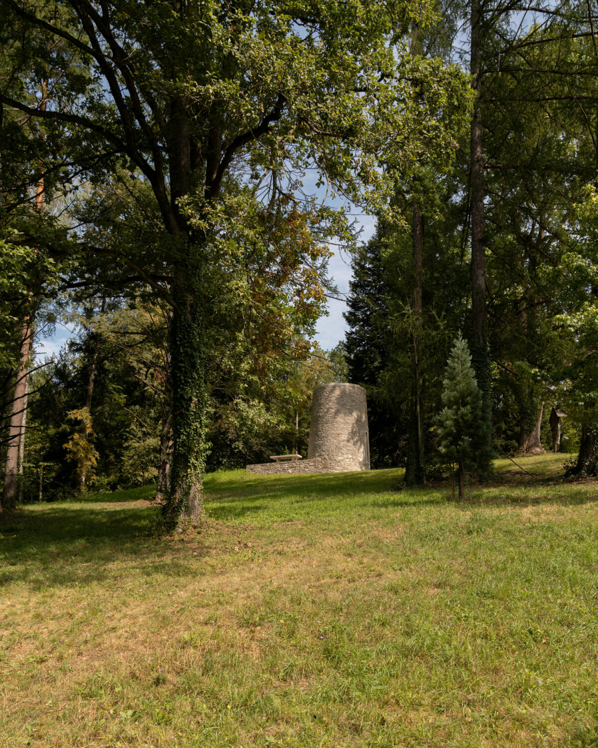 Die Kapelle liegt inmitten von alten Bäumen im privaten Schlosspark.