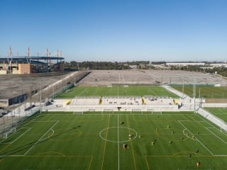  In unmittelbarer Nachbarschaft zum EM-Stadion von Aveiro steht seit 2022 ein Betonbau mit Tribünen und Umkleiden für den örtlichen Fußballnachwuchs.