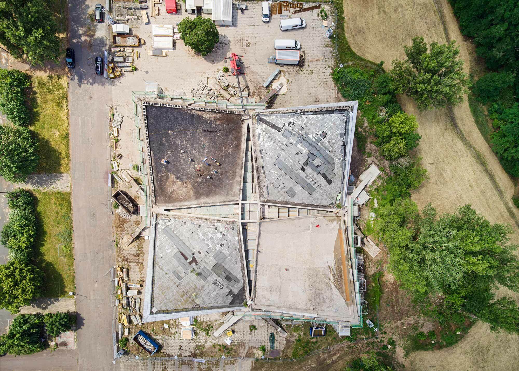 Das Dach besteht aus vier zweifach gekrümmten Betonschalen, sogenannten hyperbolen Paraboloiden. 