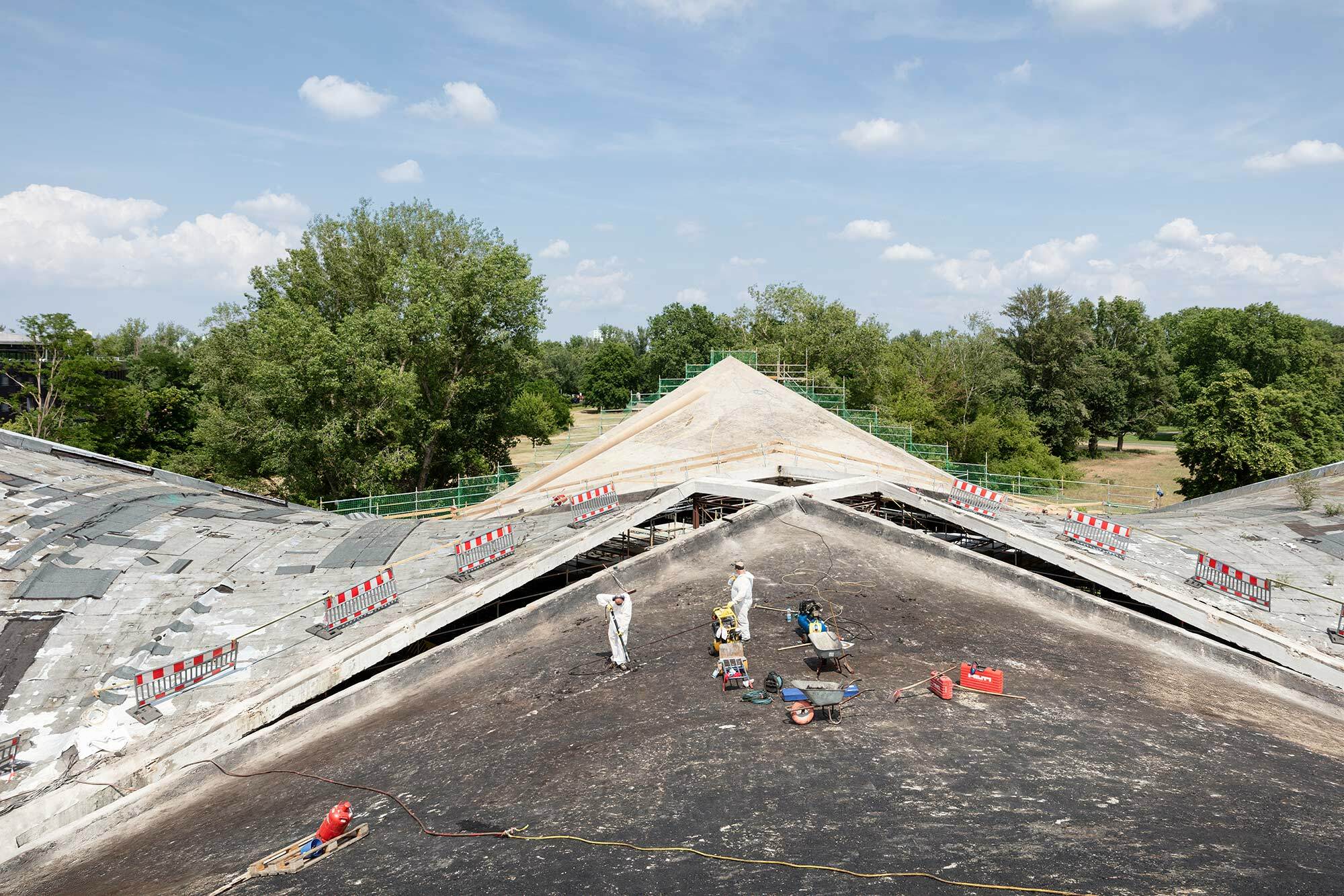 Dank der vier separaten, von Lichtfugen getrennten Dachquadranten, konnten die verschiedenen Arbeitsschritte der Betoninstandsetzung und -verstärkung parallel stattfinden.