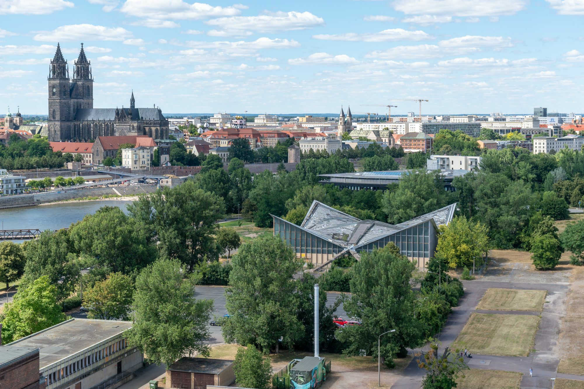 Die 1969 fertiggestellte Mehrzweckhalle befindet sich auf einer großen Flussinsel, am Rande des Stadtparks.