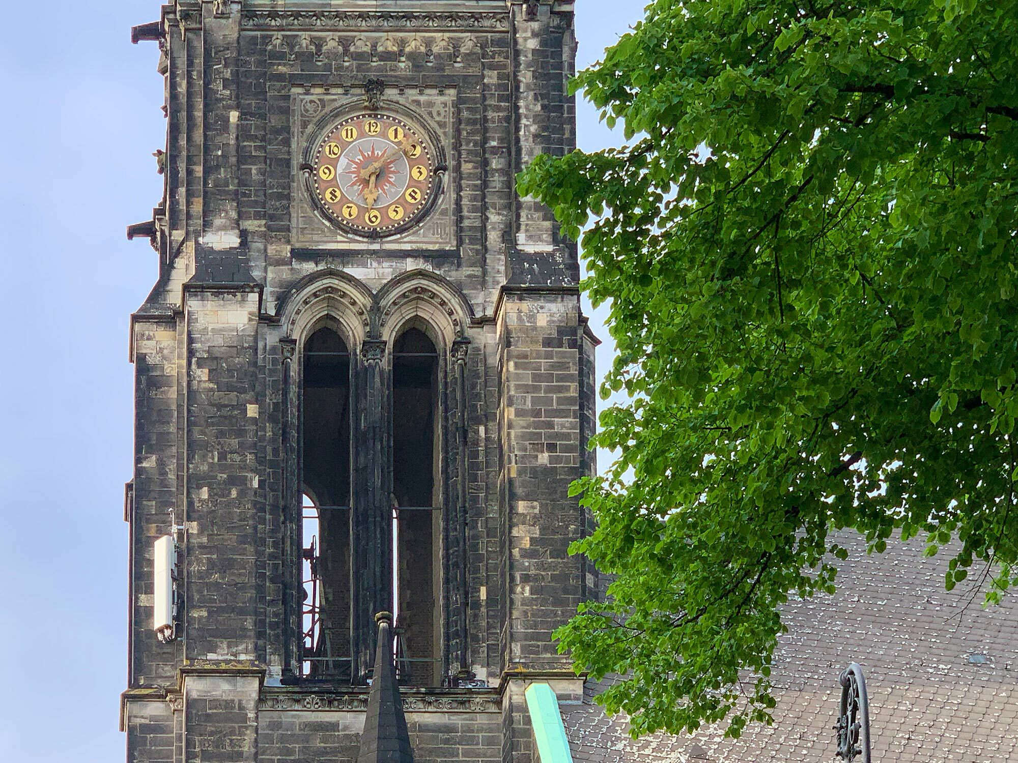 Schallfenster in Kirchtürmen sind überwiegend stehende Öffnungen, die zu Zwillings- oder Drillingsfenstern gebündelt sind. Im Bild: Kirche am Südstern, Berlin