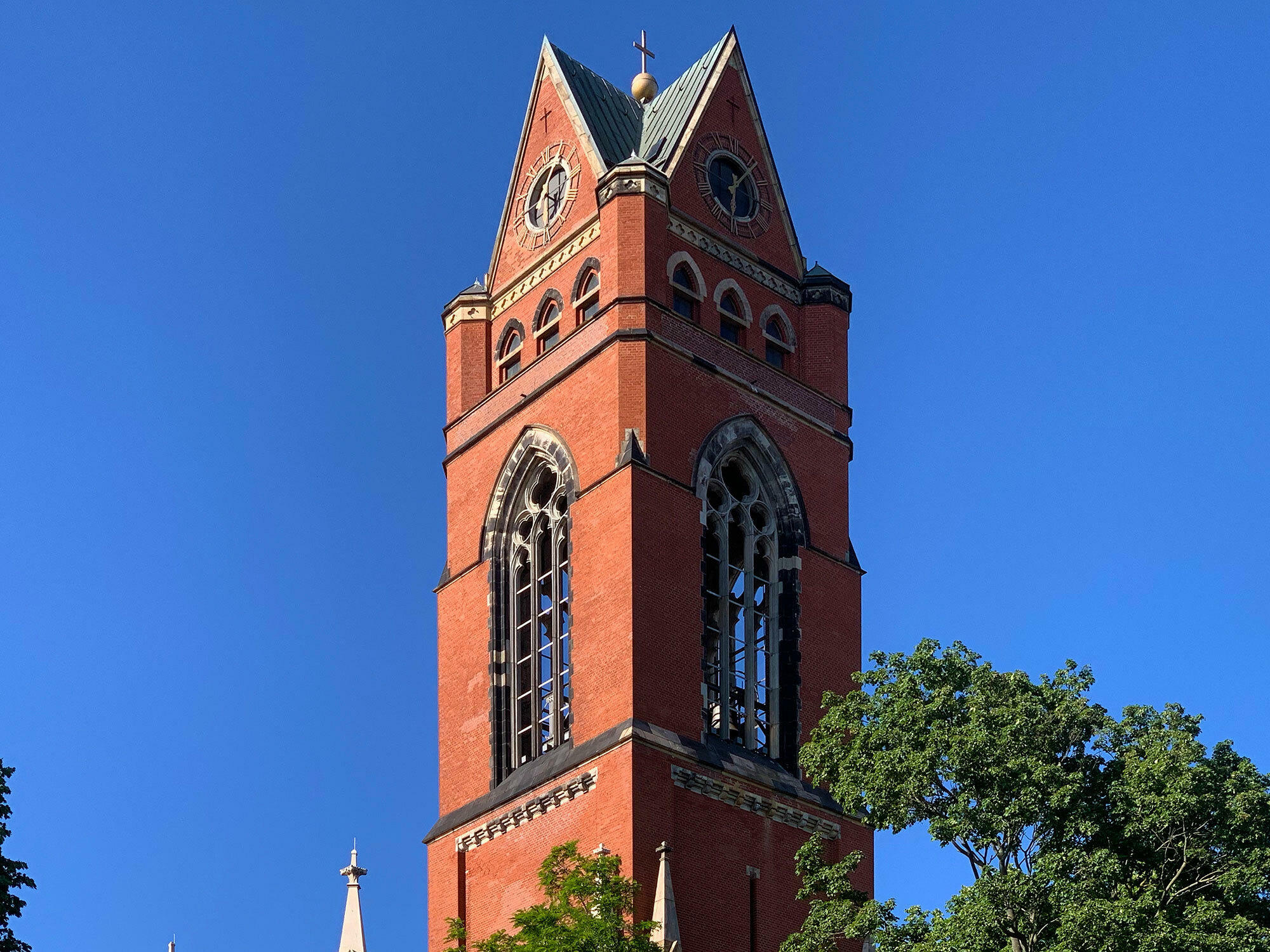 Die Größe der Öffnungen hängt sowohl von der Turmkonstruktion, als auch von den Glocken und ihrer Anzahl ab. Im Bild: St. Matthias am Winterfeldtplatz, Berlin