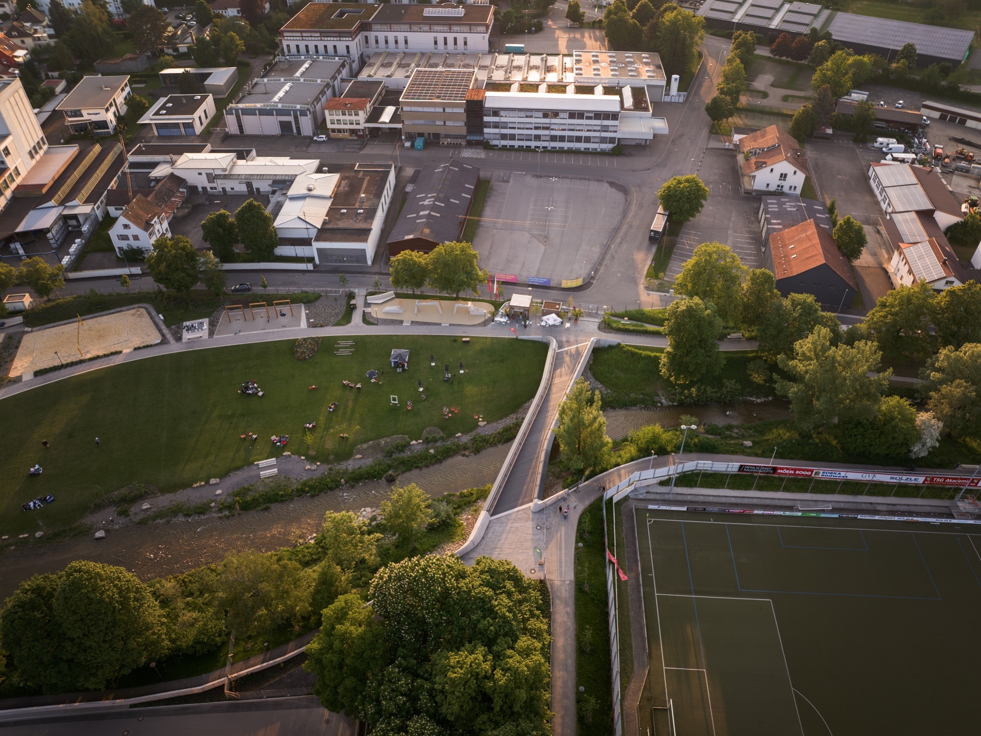 Die Brücke verbindet die Bizerba Sportarena mit dem Aktivpark auf der gegenüberliegenden Uferseite.