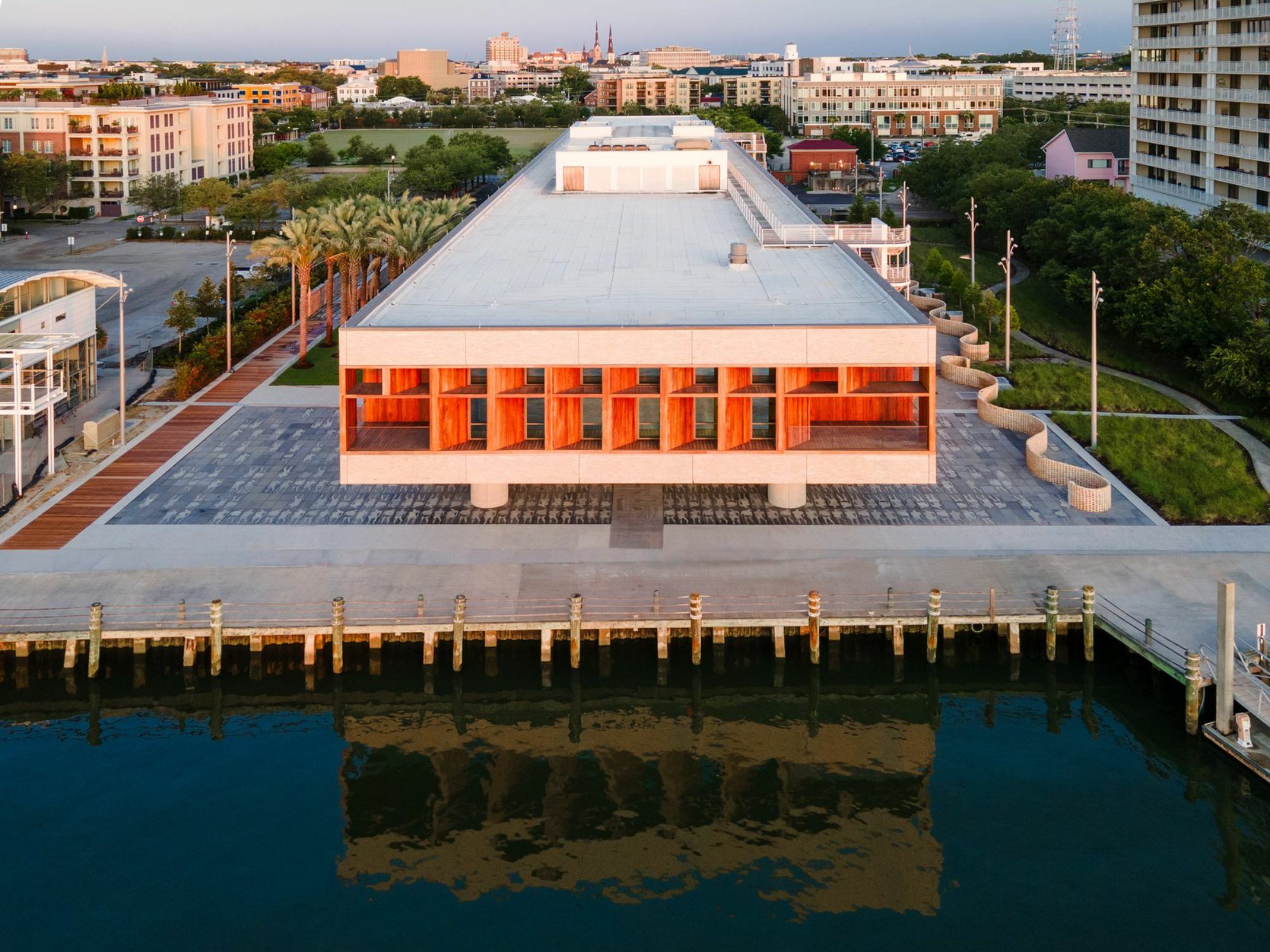 Das Museum steht an der Stelle von Gadsden's Wharf, wo 100.000 versklavte Afrikaner*innen anlandeten.
