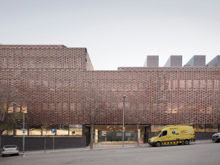 In Barcelona haben Pich Aguilera Arquitectes und 2BMFG Arquitectos zusammengetan, um ein Forschungsinstitut mit einer Keramikfassade zu gestalten.