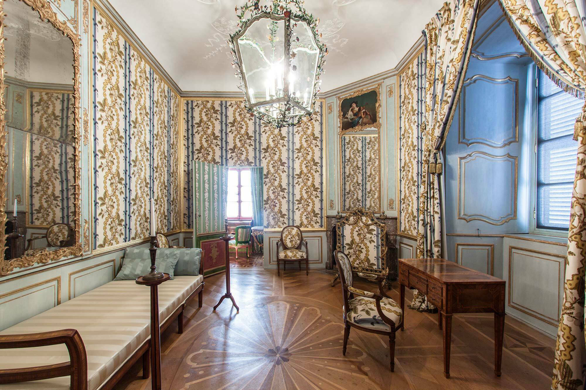 Das Türblatt einschließlich der Zarge einer Tapetentür ist flächenbündig in die Wand eingefügt, die Fuge zur Wand minimiert. Im Bildausschnitt: Kabinett im Appartement der Kurfürstin Elisabeth Auguste im Schloss Schwetzingen