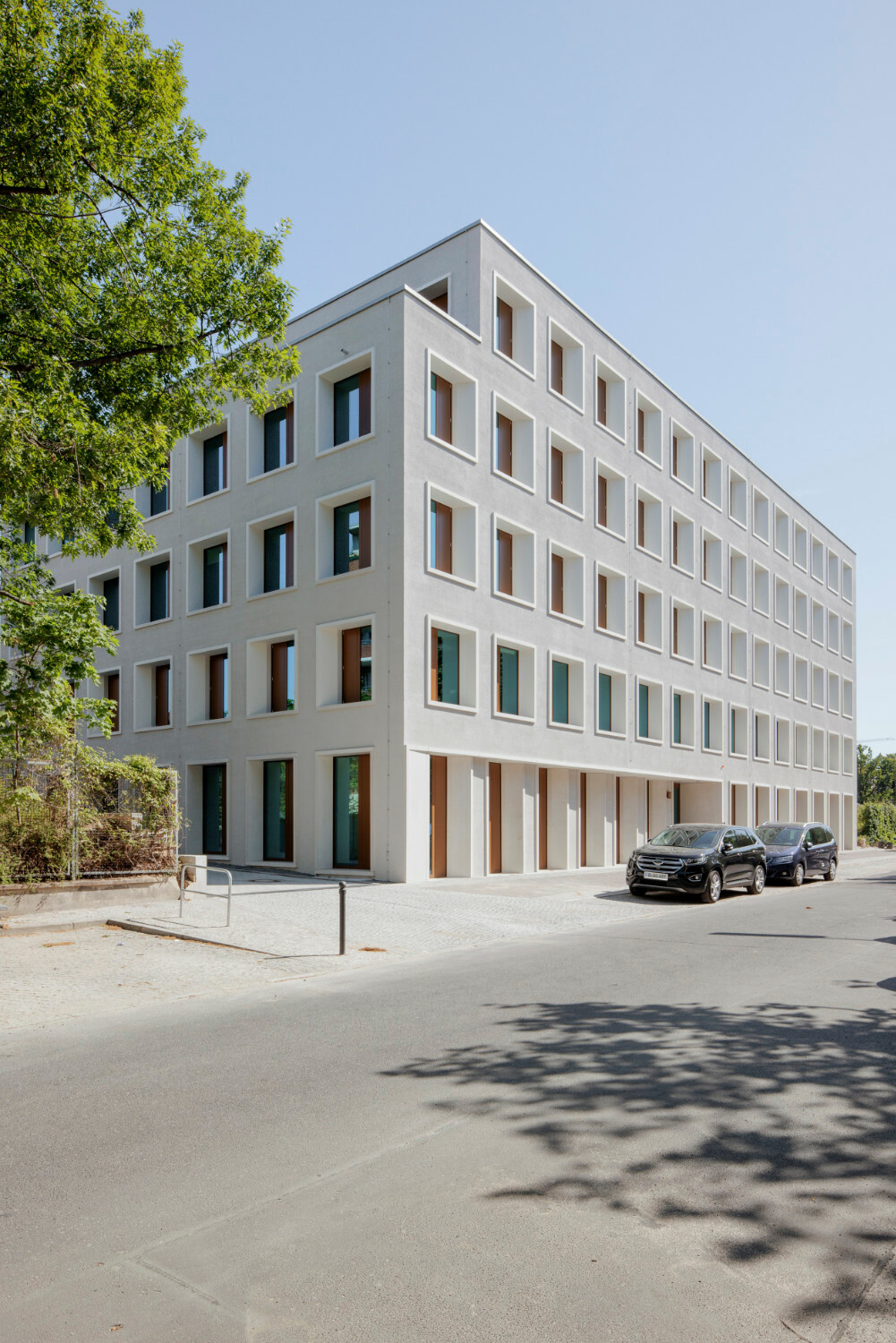 Ein Einschnitt im Erdgeschoss markiert den Eingang, der Rücksprung im Obergeschoss macht Platz für eine Dachterrasse.