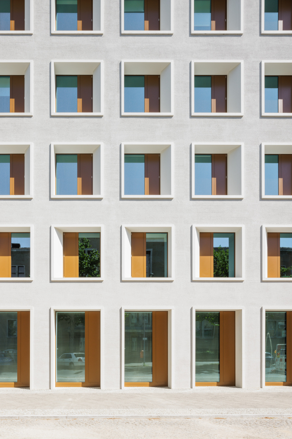 Die regelmäßige Verteilung der Fenster und tief sitzenden Laibungen erzeugen ein schnörkelloses aber lebhaftes Fassadenbild.