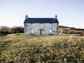 Das Ferienhaus auf einer Anhöhe am südlichen Ende der Kyle of Tongue