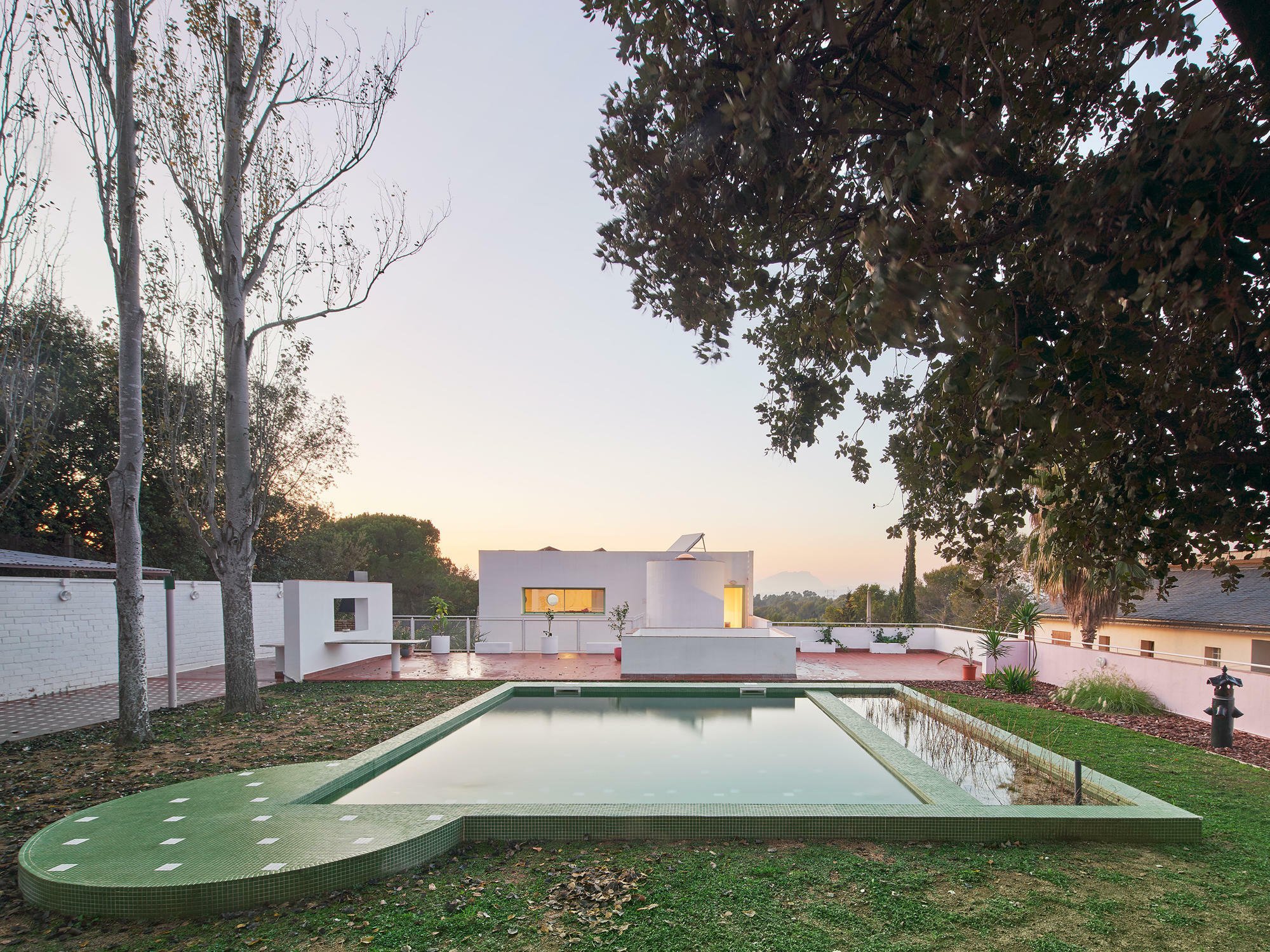 Das Wohnhaus in La Floresta aus dem Jahr 1988 wurde von Antoni Roselló entworfen und nach Plänen von Cierto Estudio umgestaltet – neu ist der Pool.