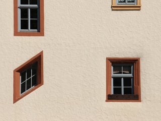 Das Putzen ist eine schon lange angewandte Technik. Mit einer Schicht aus feinem Mörtel sollen Außenwände insbesondere vor Feuchtigkeit geschützt werden.
