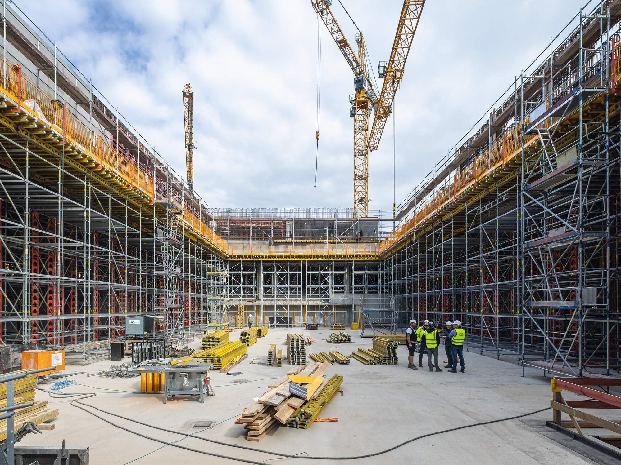 Die Multifunktionshalle BernauArena mit Platz für 2.000 Zuschauer besetzt mit bis zu 78 Metern Länge und 55 Metern Breite einen Großteil des Areals am Ladeburger Dreieck in Bernau bei Berlin.